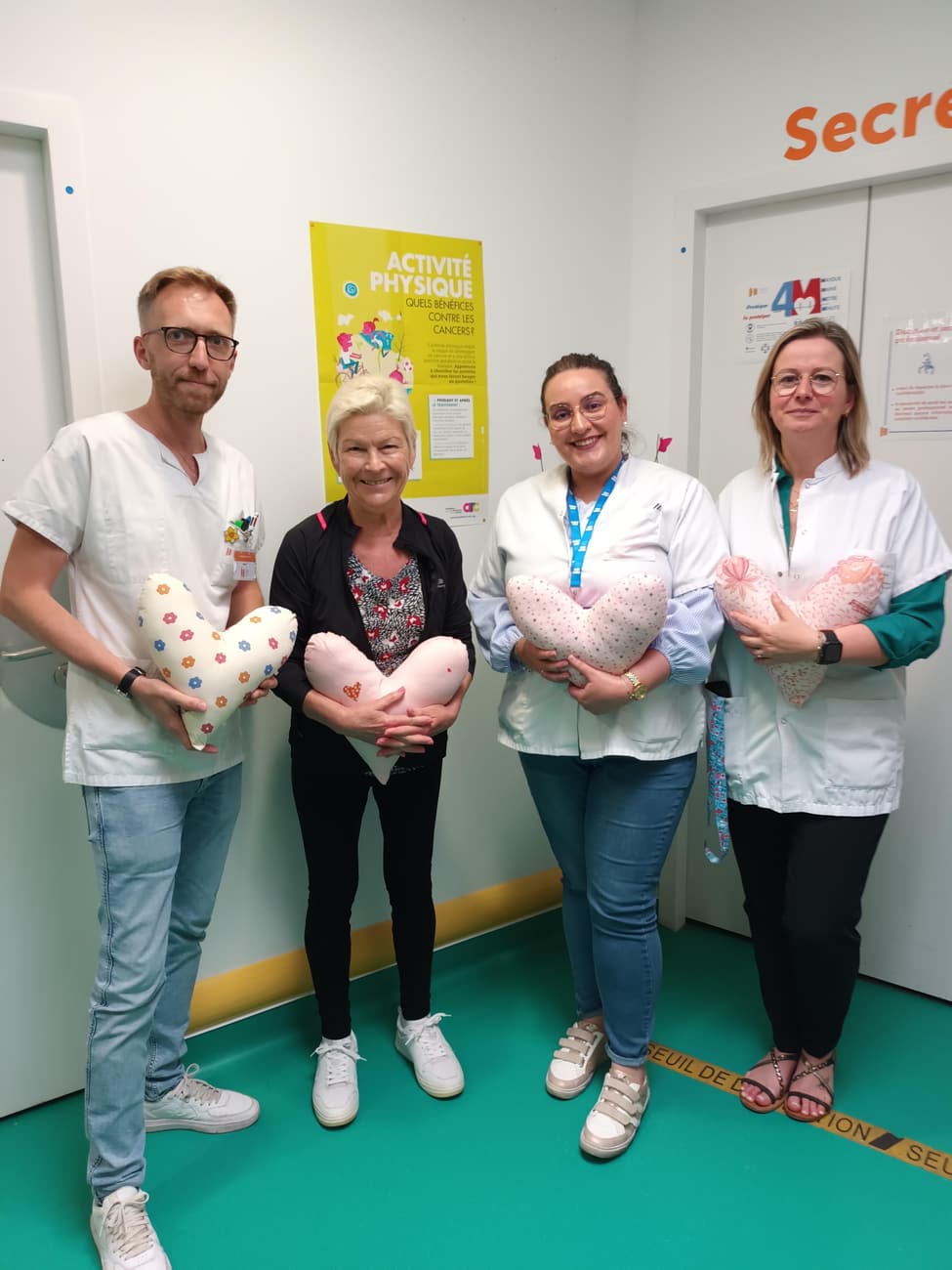 Remise de coussins cœurs pour les patientes opérées d’un cancer du sein